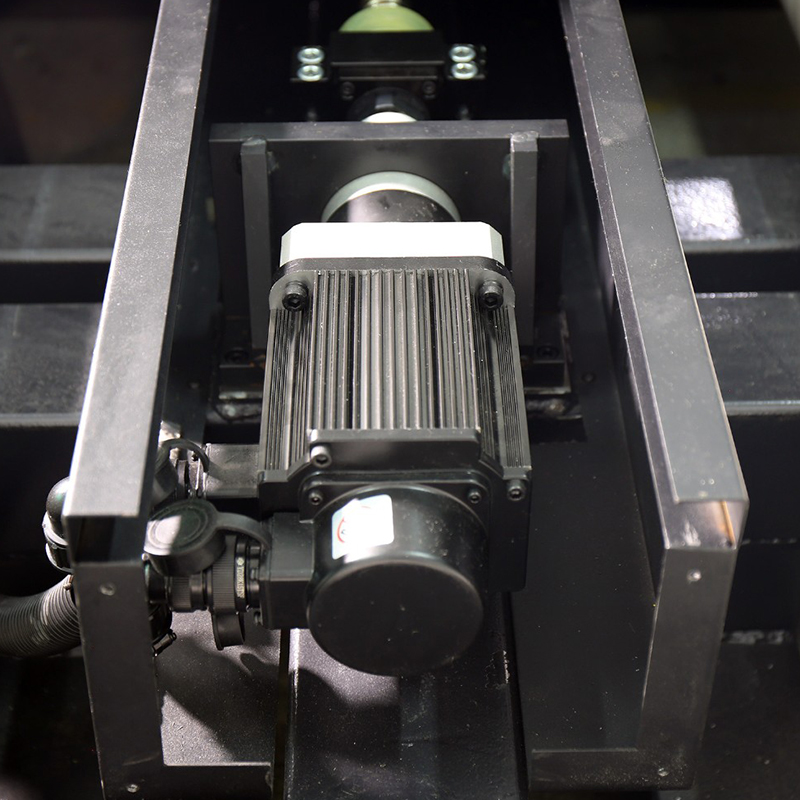 Хорошая производительность безопасности CO2 Лазерное генератор режущая фанерная лазерная машина
